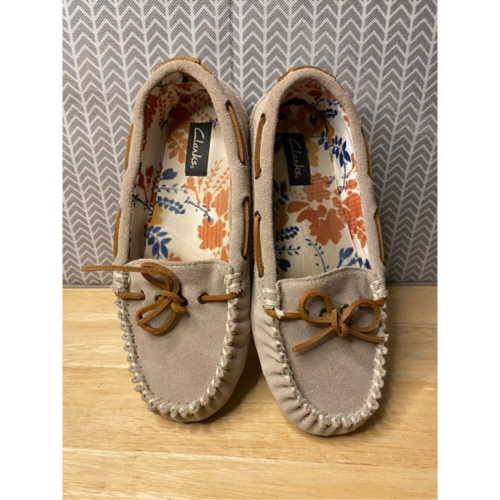 ✅Clarks Tan loafer slippers